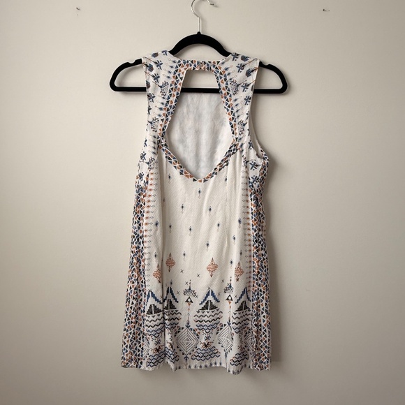 Ecoté High-Neck Mini Shift Dress with Back Cut-Out - White Pattern - Picture 3 of 4